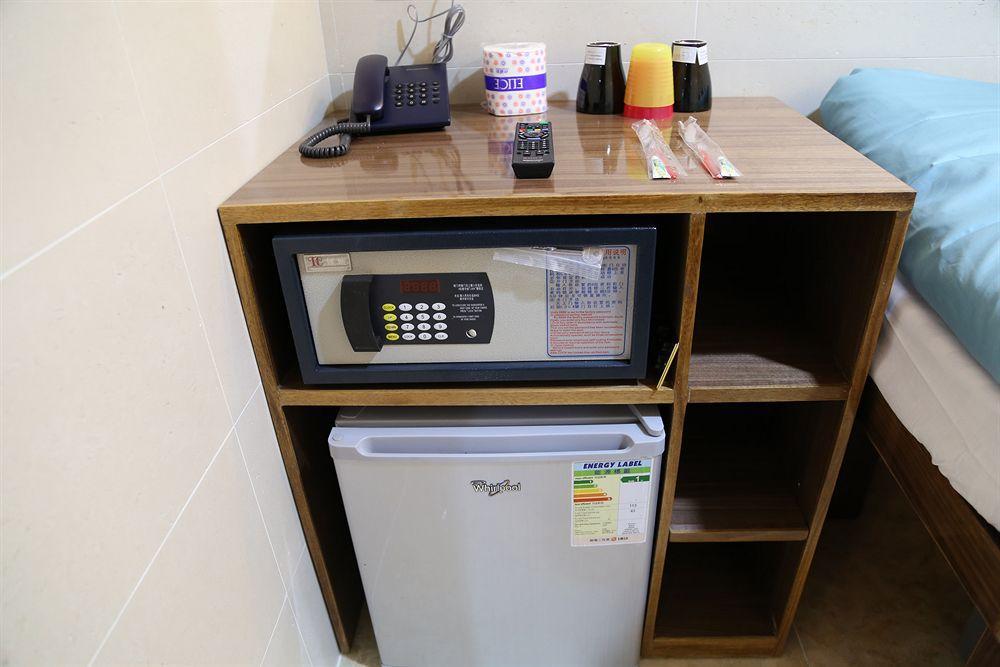 New Tokyo Hostel Гонконг Экстерьер фото